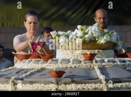 Bildnummer: 54070559  Datum: 22.05.2010  Copyright: imago/Xinhua (100522) -- DELHI, MAY 22nd, 2010 (Xinhua) -- UPA Chairperson Sonia Gandhi paying homage to her late husband Rajiv Gandh during a remembrance ceremony organised on the occasion of the 18th anniversary of Rajiv Gandh s assassination in New Delhi, capital of India on Friday. (Xinhua/Partha Sarkar) (1)INDIA-RAJIV GANDHI-ASSASSINATION-ANNIVERSARY PUBLICATIONxNOTxINxCHN Gesellschaft kbdig xkg 2010 quer o0 People Gedenken    Bildnummer 54070559 Date 22 05 2010 Copyright Imago XINHUA  Delhi May 22nd 2010 XINHUA UPA Chair person Sonia Ga Stock Photo