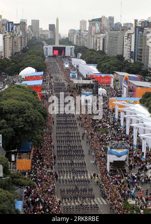 Bildnummer: 54070740  Datum: 22.05.2010  Copyright: imago/Xinhua (100523) -- BUENOS AIRES, May 23, 2010 (Xinhua) -- Argentine soldiers participate in a military parade commemorating the bicentennial anniversary of the May Revolution in Buenos Aires May 22, 2010. (Xinhua/Martin Zabala)(zx) (10)ARGENTINA-BUENOS AIRES-PARADE PUBLICATIONxNOTxINxCHN Gesellschaft Argentinien Parade Militärparade Militär Jahrestag Mai kbdig xcb 2010 hoch o0 Perspektive Vogelperspektive Totale    Bildnummer 54070740 Date 22 05 2010 Copyright Imago XINHUA  Buenos Aires May 23 2010 XINHUA Argentine Soldiers participate Stock Photo