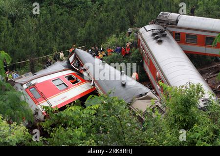 Bildnummer: 54070806  Datum: 23.05.2010  Copyright: imago/Xinhua (100523) -- FUZHOU, May 23, 2010 (Xinhua) -- Rescuers work at the site where a passenger train derailed in Dongxiang County, east China s Jiangxi Province, May 23, 2010. Death toll from a passenger train derail in Jiangxi Province on Sunday has risen to 10, rescue headquarters said. At least 55 were injured, two severely. The train, bound for the tourist city of Guilin in south China s Guangxi Zhuang Autonomous Region from Shanghai, derailed at around 2:10 a.m. in Dongxiang county, Fuzhou city in Jiangxi, after being hit by lands Stock Photo