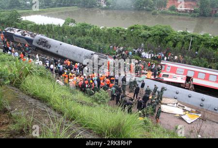 Bildnummer : 54070807 Datum : 23.05.2010 Copyright : imago/Xinhua (100523) -- FUZHOU, 23 mai 2010 (Xinhua) -- des sauveteurs travaillent sur le site où un train de passagers a déraillé dans le comté de Dongxiang, province de Jiangxi, dans l'est de la Chine, le 23 mai 2010. Le nombre de morts d'un déraillement de train de voyageurs dans la province du Jiangxi dimanche a augmenté à 10, a déclaré le siège des secours. Au moins 55 ont été blessés, deux grièvement, a déclaré le quartier général des secours dans un communiqué. Le train, à destination de la ville touristique de Guilin dans la région autonome de Guangxi Zhuang du sud de la Chine depuis Shanghai, a déraillé vers 2:10 heures du matin dans le comté de Dongxiang, Fuz Banque D'Images