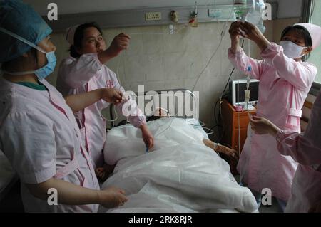 Bildnummer : 54070798 Datum : 23.05.2010 Copyright : imago/Xinhua (100523) -- DONGXIANG (JIANGXI), 23 mai 2010 (Xinhua) -- une personne blessée reçoit un traitement médical dans un hôpital local de la province de Jiangxi, dans l'est de la Chine, le 23 mai 2010. Le nombre de morts d'un déraillement de train de voyageurs dans la province du Jiangxi dimanche a augmenté à 10, a déclaré le siège des secours. Au moins 55 ont été blessés, deux grièvement, a déclaré le quartier général des secours dans un communiqué. Le train, à destination de la ville touristique de Guilin dans la région autonome de Guangxi Zhuang du sud de la Chine, a déraillé vers 2:10 heures du matin dans le comté de Dongxiang, Fu Banque D'Images