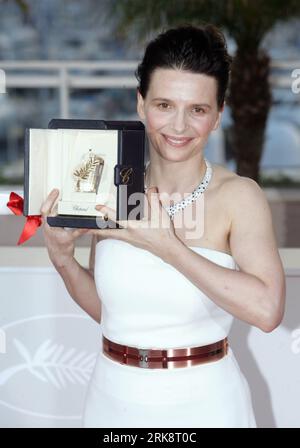 French actress Juliette Binoche (Beste Schauspielerin) poses after winning the Best Actress award for her role Certified Copy during the closing ceremony at the 63rd Cannes Film Festival in France, May 23, 2010. (Xinhua/Xiao He) (yc) (12)FRANCE-FILM-FESTIVAL-CANNES PUBLICATIONxNOTxINxCHN   French actress Juliette Binoche best Actress Poses After Winning The Best actress Award for her Role Certified Copy during The CLOSING Ceremony AT The 63rd Cannes Film Festival in France May 23 2010 XINHUA Xiao he yc 12 France Film Festival Cannes PUBLICATIONxNOTxINxCHN Stock Photo