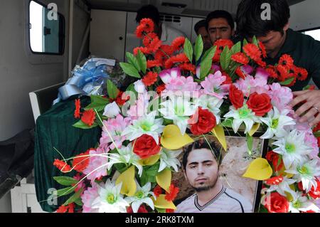 Bildnummer: 54075985  Datum: 25.05.2010  Copyright: imago/Xinhua (100525) -- KABUL, May 25, 2010 (Xinhua) -- Afghanistan s soldiers deliver the body of a plane crash victim to his relatives in Kabul, capital of Afghanistan, May 25, 2010. A flight of Afghanistan s private airliner Pamir Airways crashed in mountains of Ghorband District in the country s northern Parwan Province on May 17 with 43 on board including eight foreigners. The bodies of 16 victims of the plane crash, including three foreigners, have been identified so far. (Xinhua/Sabawu) (cl) AFGHANISTAN-PLANE CRASH-VICTIMS-BODIES-IDEN Stock Photo