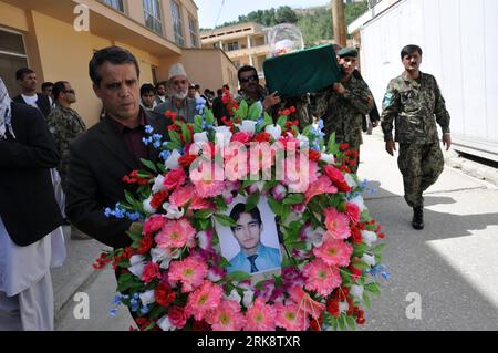 Bildnummer: 54075988  Datum: 25.05.2010  Copyright: imago/Xinhua (100525) -- KABUL, May 25, 2010 (Xinhua) -- A relative carries a plane crash victim s portrait in Kabul, capital of Afghanistan, May 25, 2010. A flight of Afghanistan s private airliner Pamir Airways crashed in mountains of Ghorband District in the country s northern Parwan Province on May 17 with 43 on board including eight foreigners. The bodies of 16 victims of the plane crash, including three foreigners, have been identified so far. (Xinhua/Sabawu) (cl) AFGHANISTAN-PLANE CRASH-VICTIMS-BODIES-IDENTIFIED PUBLICATIONxNOTxINxCHN Stock Photo