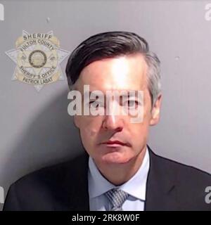 Atlanta, États-Unis. 23 août 2023. Kenneth Chesebro, vu ici sur une photo de réservation publiée aux médias par le bureau du shérif du comté de Fulton, s'est rendu à la prison du comté de Fulton sur des accusations liées à une affaire de Géorgie impliquant l'ancien président Donald Trump qui allègue un complot illégal pour renverser la perte électorale de l'ancien président en 2020. (Photo du bureau du shérif du comté de Fulton via crédit : SIPA USA/Alamy Live News Banque D'Images