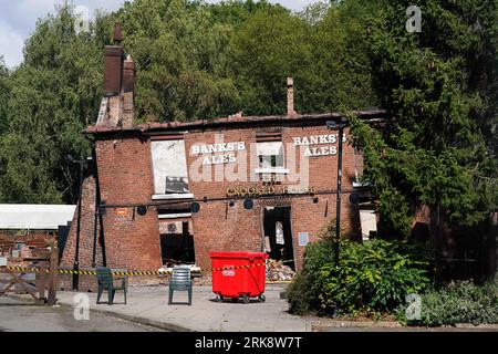 Photo de dossier datée du 7/8/2023 des restes brûlés du pub Crooked House près de Dudley. Deux hommes, âgés de 66 et 33 ans, ont été arrêtés pour suspicion d'incendie criminel avec l'intention de mettre leur vie en danger après l'incendie du pub Crooked House à Himley, près de Dudley, a déclaré la police du Staffordshire. Date de publication : jeudi 24 août 2023. Banque D'Images