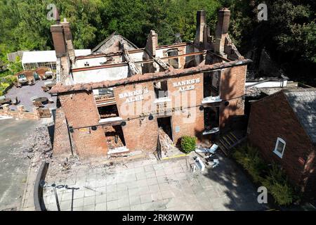 Photo de dossier datée du 7/8/2023 des restes brûlés du pub Crooked House près de Dudley. Deux hommes, âgés de 66 et 33 ans, ont été arrêtés pour suspicion d'incendie criminel avec l'intention de mettre leur vie en danger après l'incendie du pub Crooked House à Himley, près de Dudley, a déclaré la police du Staffordshire. Date de publication : jeudi 24 août 2023. Banque D'Images