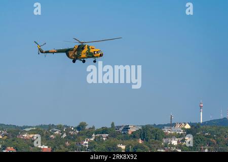 Des hélicoptères militaires mi-17 de l'armée de l'air hongroise survolent Budapest lors de la célébration de l'État hongrois. Banque D'Images