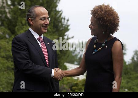 Bildnummer : 54084330 référence : 27.05.2010 Copyright : imago/Xinhua (100528) -- OTTAWA, le 28 mai 2010 (Xinhua) -- la gouverneure générale du Canada Michaëlle Jean (droite) serre la main du président mexicain Felipe Calderon à Ottawa le 27 mai 2010. Le Premier ministre canadien Stephen Harper a annoncé jeudi que le Canada et le Mexique avaient convenu d’une plus grande coopération en matière de transport aérien, de mobilité des jeunes et de renforcement des capacités de lutte contre la criminalité lors d’une visite à Ottawa du président mexicain Felipe Calderon. (Xinhua/Christopher Pike) (nxl) (2)CANADA-MEXICO-CALDERON-VISIT PUBLICATIONxNOTxINxCHN Politik people premiumd x Banque D'Images