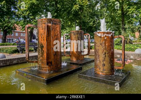 De 3 Potten van Olen / trois pots de cuivre d'Olen, sculpture fontaine sur la place du village de la ville d'Olen, province d'Anvers, Flandre, Belgique Banque D'Images