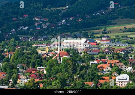 Quartier résidentiel et église dans la ville Zubří près de Rožnov pod Radhoštěm. Citiy de handball et usine de traitement en caoutchouc Gumárny Zubří. république tchèque. Banque D'Images