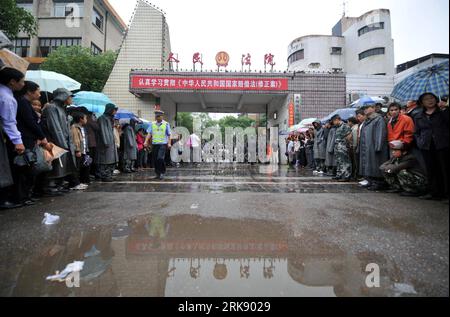 Bildnummer : 54096460 Datum : 01.06.2010 Copyright : imago/Xinhua (100601) -- YONGZHOU, 1 juin 2010 (Xinhua) -- la photo prise le 1 juin 2010 montre le tribunal populaire du district de Lingling dans la ville de Yongzhou, province du Hunan en Chine centrale. Un homme s'est tué après avoir abattu trois juges et blessé trois autres juges au tribunal mardi, ont déclaré les autorités locales. Le tireur Zhu Jun était à la tête de l'équipe de sécurité du bureau de la poste chinoise du district de Lingling. (Xinhua/Zhao Zhongzhi) (lyx) (1)CHINA-HUNAN-YONGZHOU-COURT-SHOOTING (CN) PUBLICATIONxNOTxINxCHN Gesellschaft Amoklauf Bezirksgeri Banque D'Images