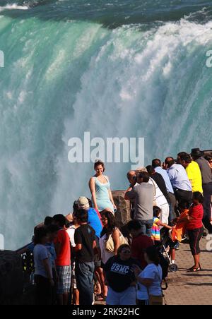 Bildnummer : 54108713 Datum : 29.05.2010 Copyright : imago/Xinhua (100605) -- 5 juin 2010 (Xinhua) -- les touristes regardent les chutes du Niagara au Canada, le 29 mai 2010. La saison des tournées arrive ici attirant de nombreux visiteurs du monde entier. (Xinhua/Zou Zheng) (lr) (5)NIAGARA FALLS-TOURING SAISON-COMING PUBLICATIONxNOTxINxCHN Reisen kbdig xkg 2010 hoch o0 Wasserfall, Niagarafälle, Fälle, Ausflugsziel, totale Bildnummer 54108713 Date 29 05 2010 Copyright Imago XINHUA Touring juin 5 2010 touristes XINHUA regarder les chutes du Niagara VI au Canada le 29 2010 mai la saison EST à venir Banque D'Images