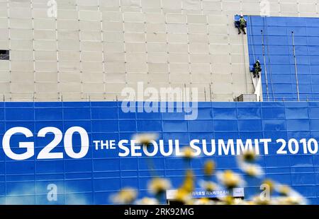 Bildnummer : 54109452 Datum : 05.06.2010 Copyright : imago/Xinhua (100605) -- SÉOUL, 5 juin 2010 (Xinhua) -- des travailleurs sud-coréens réparent l'affiche du G20 le Sommet de Séoul 2010 à Séoul, capitale de la Corée du Sud, le 5 juin 2010. Le sommet du G20 devrait se tenir en Corée du Sud en novembre. (Xinhua/Huang Xiaoyong) (wh) PRÉPARATION DU SOMMET CORÉE DU SUD-G20 PUBLICATIONxNOTxINxCHN Politik Finanzminister G20 G 20 Gipfel Ministertreffen premiumd xint kbdig xsp 2010 quer o0 Vorbereitung Plakat Bildnummer 54109452 Date 05 06 2010 Copyright Imago XINHUA Séoul juin 5 2010 XINHUA quelques Sud-Coréens Banque D'Images