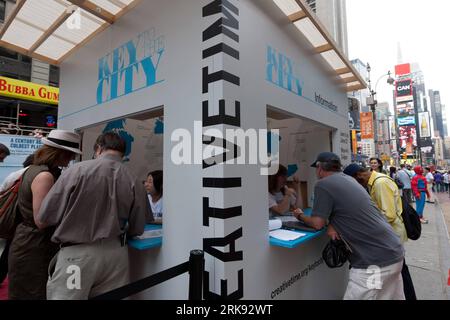 Bildnummer : 54111139 Datum : 05.06.2010 Copyright : imago/Xinhua (100606) -- NEW YORK, 6 juin 2010 (Xinhua) -- des citoyens assistent à un projet d'art public Key to the City à Times Square à New York, États-Unis, le 5 juin 2010. Le projet d'art public à l'échelle de la ville initié par Paul Ramirez Jonas se tient du 3 au 27 juin et permet à chaque New-Yorkais et visiteur d'ouvrir des espaces dans les cinq arrondissements. Il invite à sortir et à se reconnaître. Ce projet est aussi l’occasion de réfléchir sur l’espace commun et montre que la ville est une série d’espaces verrouillés ou déverrouillés. (Xinhua/Wu Kaix Banque D'Images