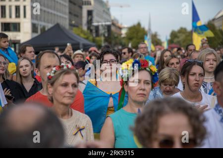 Les Ukrainiens se sont réunis à la porte de Brandebourg à Berlin le 24 août 2023 pour marquer le jour de l'indépendance de l'Ukraine. Mais ce n'était pas une célébration ordinaire. La foule, une mer de tournesols, de drapeaux, de bannières et de vêtements ukrainiens traditionnels, est venue avec un message de souvenir et de résilience. Dans un geste symbolique, les participants ont brandi des miroirs, 503 au total, chacun reflétant le visage d'un enfant perdu dans la guerre de la Russie contre l'Ukraine. Scintillant sous le soleil couchant, les miroirs ont servi de rappel obsédant aux 503 enfants ukrainiens dont la vie a été abruptement et impitoyablement prise dans le conflit. «Ukrainien Banque D'Images