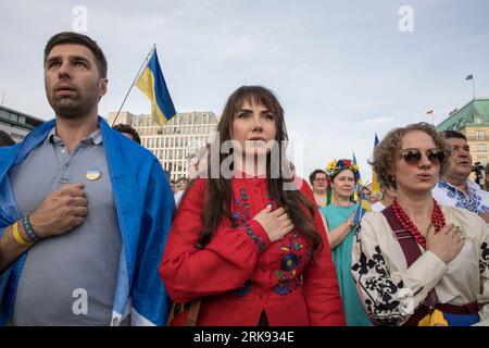 Berlin, Allemagne. 24 août 2023. Les Ukrainiens se sont réunis à la porte de Brandebourg à Berlin le 24 août 2023 pour marquer le jour de l'indépendance de l'Ukraine. Mais ce n'était pas une célébration ordinaire. La foule, une mer de tournesols, de drapeaux, de bannières et de vêtements ukrainiens traditionnels, est venue avec un message de souvenir et de résilience. Dans un geste symbolique, les participants ont brandi des miroirs, 503 au total, chacun reflétant le visage d'un enfant perdu dans la guerre de la Russie contre l'Ukraine. Scintillant sous le soleil couchant, les miroirs ont servi de rappel obsédant aux 503 enfants ukrainiens dont la vie a été brusquement et impitoyable Banque D'Images