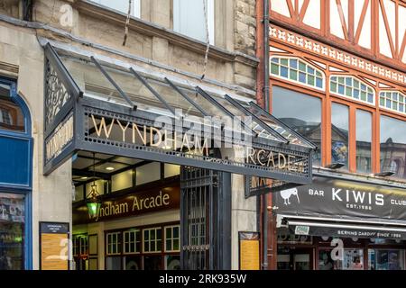 Signez l'entrée de Wyndham Arcade, l'une des nombreuses arcades commerçantes victoriennes du centre-ville de Cardiff. Banque D'Images