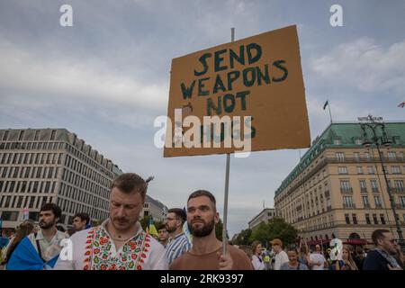 Les Ukrainiens se sont réunis à la porte de Brandebourg à Berlin le 24 août 2023 pour marquer le jour de l'indépendance de l'Ukraine. Mais ce n'était pas une célébration ordinaire. La foule, une mer de tournesols, de drapeaux, de bannières et de vêtements ukrainiens traditionnels, est venue avec un message de souvenir et de résilience. Dans un geste symbolique, les participants ont brandi des miroirs, 503 au total, chacun reflétant le visage d'un enfant perdu dans la guerre de la Russie contre l'Ukraine. Scintillant sous le soleil couchant, les miroirs ont servi de rappel obsédant aux 503 enfants ukrainiens dont la vie a été abruptement et impitoyablement prise dans le conflit. «Ukrainien Banque D'Images