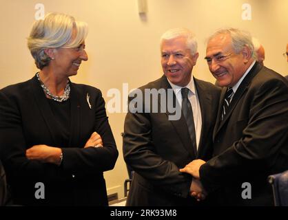 Bildnummer : 54114317 Datum : 07.06.2010 Copyright : imago/Xinhua - Directeur général du Fonds monétaire international (FMI) Dominique Strauss-Kahn (à droite) serre la main du ministre portugais des Finances Fernando Teixeira dos Santos tandis que la ministre française de l'économie, de l'Industrie et de l'emploi Christine Legarde assiste à la réunion des ministres des Finances de la zone euro à Luxembourg, le 7 juin 2010. (Xinhua/Wu Wei) PUBLICATIONxNOTxINxCHN People Politik Rettungsschirm Stabilitätsprogramm eu Treffen kbdig xdp premiumd xint 2010 quer o0 Finanzminister Eurozone optimistisch o00 Finanzministertreffen Bildnum Banque D'Images