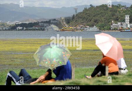 Bildnummer : 54119626 Datum : 06.06.2010 Copyright : imago/Xinhua les habitants se reposent dans le parc des zones humides près du lac Erhai dans la préfecture autonome de Bai de Dali, province du Yunnan au sud-ouest de la Chine, 6 juin 2010. Le lac Erhai, couvrant 253 kilomètres carrés et étant le deuxième plus grand lac d'eau douce dans la province du Yunnan, est nommé comme le lac mère par la population locale. Grâce aux efforts du gouvernement local dans la pollution dans le célèbre lac plateau et l'amélioration de l'environnement local, la qualité de l'eau du lac a été améliorée. (Xinhua/Lin Yiguang) (zl) (2)CHINA-DALI-ERHAI LAKE-WATER QUALITY (CN) PUBL Banque D'Images