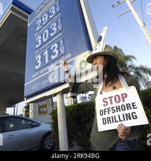 Bildnummer: 54121048  Datum: 08.06.2010  Copyright: imago/Xinhua (100609) -- LOS ANGELES, June 9, 2010 (Xinhua) -- A woman protests against the Gulf of Mexico oil spill in Los Angeles, the United States, on June 8, 2010. The Deepwater Horizon drilling rig, owned by Transocean and leased by BP, sank April 22 some 52 km off Venice, Louisiana, after burning for roughly 36 hours. The untapped wellhead continues gushing oil into the Gulf of Mexico. The White House has called the spill the biggest environmental disaster that the country has ever faced. (Xinhua/Qi Heng) (nxl) U.S.-LOS ANGELES-OIL SPI Stock Photo