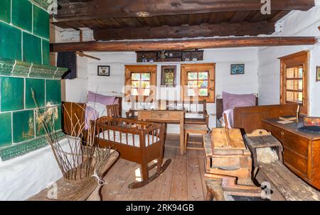 Intérieur de salon historique traditionnel dans la cabane en rondins au Musée du village slovaque, Martin, Slovaquie Banque D'Images