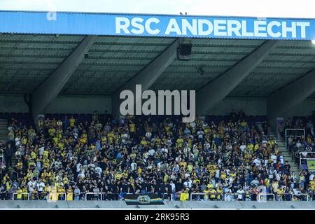 Brussels, Belgium. 24th Aug, 2023. Union's supporters pictured before a soccer game between Belgian Royale Union Saint Gilloise and Swiss FC Lugano, Thursday 24 August 2023 in Brussels, the first leg of the play-off for the UEFA Europa League competition. BELGA PHOTO DAVID PINTENS Credit: Belga News Agency/Alamy Live News Banque D'Images