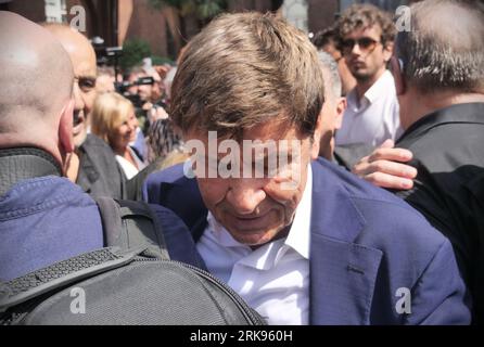 Milan Milan, . 24 août 2023. Gianni Morandi et Pupo larmes et émotion aux funérailles du grand ami Toto Cutugno une légende de la chanson italienne. Crédit : Agence photo indépendante/Alamy Live News Banque D'Images