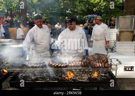 Bildnummer : 54141729 Datum : 12.06.2010 Copyright : imago/Xinhua (100613) -- NEW YORK, 13 juin 2010 (Xinhua) -- les maîtres de la fosse de barbecue cuisinent lors de la 8e Big Apple barbecue Block Party au Madison Square Park à New York, États-Unis, le 12 juin 2010. Cet événement qui dure le week-end a lieu tous les mois de juin et rassemble les meilleurs pitmasters du pays qui préparent leurs plats primés pour les amateurs de barbecue. (Xinhua/Wu Kaixiang) (ypf) (5)U.S.-NEW YORK-BIG APPLE BARBECUE BLOC PARTY PUBLICATIONxNOTxINxCHN Gesellschaft kbdig xmk 2010 quer o0 grillen Grillmeisterschaft o00 Grill Bildnummer 54141729 DAT Banque D'Images