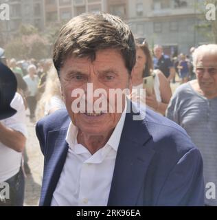 Milan Milan, . 24 août 2023. Gianni Morandi et Pupo larmes et émotion aux funérailles du grand ami Toto Cutugno une légende de la chanson italienne. Crédit : Agence photo indépendante/Alamy Live News Banque D'Images