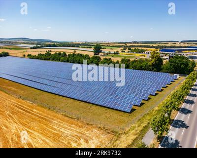 Ferme solaire avec de nombreuses rangées de panneaux solaires dans une zone rurale dans le sud de l'Allemagne Banque D'Images