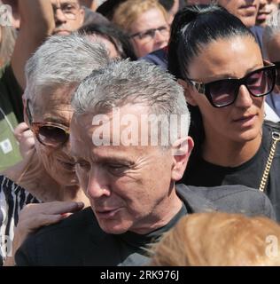 Milan Milan, . 24 août 2023. Gianni Morandi et Pupo larmes et émotion aux funérailles du grand ami Toto Cutugno une légende de la chanson italienne. Crédit : Agence photo indépendante/Alamy Live News Banque D'Images