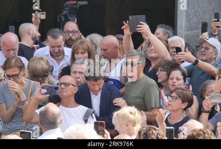 Milan Milan, . 24 août 2023. Gianni Morandi et Pupo larmes et émotion aux funérailles du grand ami Toto Cutugno une légende de la chanson italienne. Crédit : Agence photo indépendante/Alamy Live News Banque D'Images