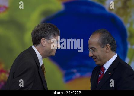 (100615) -- MEXICO, 15 juin 2010 (Xinhua) -- Bill Gates (G), co-fondateur de Microsoft, et Felipe Calderon, président mexicain, assistent à une conférence de presse à Mexico le 14 juin 2010. La Fondation Bill Gates, la Fondation Carlos Slim Health Institute, le Gouvernement espagnol et la Banque interaméricaine de développement ont convenu de collaborer à la mise en place d'une initiative visant à améliorer les soins de santé pour les pauvres. (Xinhua) (cl) (2)MEXICO-GATES-SLIM-CHARITY PUBLICATIONxNOTxINxCHN Mexico City juin 15 2010 Bill Gates, co-fondateur de XINHUA Microsoft, et Felipe Calderon, président MEXICAIN, assistent à une News C. Banque D'Images