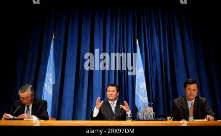 Bildnummer : 54146836 Datum : 15.06.2010 Copyright : imago/Xinhua (100615) -- NEW YORK, 15 juin 2010 (Xinhua) -- le représentant permanent de la République populaire démocratique de Corée (RPDC) auprès des Nations Unies, Sin son Ho (C), s'adresse aux médias lors d'une conférence de presse au siège de l'ONU à New York, aux États-Unis, le 15 juin 2010. Sin son Ho a rejeté mardi le résultat de l'enquête publié par la Corée du Sud sur le naufrage du navire de guerre Cheonan comme fabrication complète. (Xinhua/Shen Hong) (zw) (4)U.S.-NEW YORK-un-RPDC-PRESS CONFERENCE PUBLICATIONxNOTxINxCHN People Politik kbdig xdp 2010 que Banque D'Images