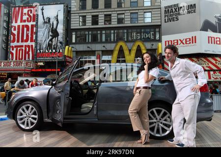 Bildnummer : 54146864 Datum : 15.06.2010 Copyright : imago/Xinhua (100615) -- NEW YORK, 15 juin 2010 (Xinhua) -- les visiteurs posent avec la toute nouvelle Volkswagen Jetta 2011 lors de son lancement à Times Square à New York, aux États-Unis, le 15 juin 2010. (Xinhua/Wu Kaixiang) (zw) (1)U.S.-NEW YORK-VOLKSWAGEN-JETTA-LAUNCH PUBLICATIONxNOTxINxCHN Wirtschaft Pressetermin Volkswagen Präsentation kbdig xdp premiumd xint 2010 quer Bildnummer 54146864 Date 15 06 2010 Copyright Imago XINHUA New York juin 15 2010 les visiteurs de XINHUA posent avec la toute nouvelle Volkswagen Jetta 2011 lors de son lancement À Times Square i. Banque D'Images