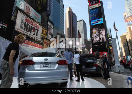 (100615) -- NEW YORK, 15 juin 2010 (Xinhua) -- la toute nouvelle Volkswagen Jetta 2011 est présentée lors de sa première mondiale à Times Square à New York, aux États-Unis, le 15 juin 2010. (Xinhua/Wu Kaixiang) (zw) (3)U.S.-NEW YORK-VOLKSWAGEN-JETTA-LAUNCH PUBLICATIONxNOTxINxCHN 100615 New York juin 15 2010 XINHUA la toute nouvelle Volkswagen Jetta 2011 EST présentée lors de ses débuts mondiaux AU Times Square à New York aux États-Unis juin 15 2010 XINHUA Wu Kaixiang ZW 3 U New York Volkswagen Jetta Launch PUBLICATxNOxNON Banque D'Images