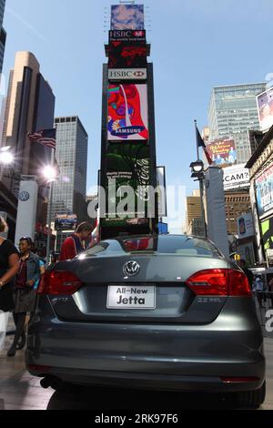 (100615) -- NEW YORK, 15 juin 2010 (Xinhua) -- la toute nouvelle Volkswagen Jetta 2011 est présentée lors de sa première mondiale à Times Square à New York, aux États-Unis, le 15 juin 2010. (Xinhua/Wu Kaixiang) (zw) (2)U.S.-NEW YORK-VOLKSWAGEN-JETTA-LAUNCH PUBLICATIONxNOTxINxCHN 100615 New York juin 15 2010 XINHUA la toute nouvelle Volkswagen Jetta 2011 EST présentée lors de ses débuts mondiaux AU Times Square à New York aux États-Unis juin 15 2010 XINHUA Wu Kaixiang ZW 2 U New York Volkswagen Jetta Launch PUBLICATxNOxNON Banque D'Images