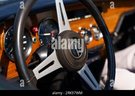 Waltershausen, Allemagne - 10 juin 2023 : Triumph Spritfire intérieur de voiture britannique vintage, tableau de bord, volant et levier de vitesses. Banque D'Images