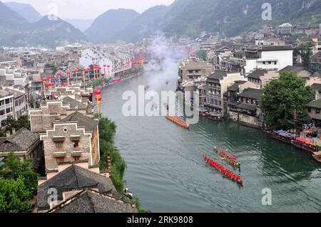 Bildnummer: 54149128  Datum: 16.06.2010  Copyright: imago/Xinhua (100616) -- ZHENYUAN, June 16, 2010 (Xinhua) -- Contestants on dragon boats cruise in the Wuyang River Scenic Zone during the 27th Zhenyuan Traditional Dragon Boat Competition in Zhenyuan, southwest China s Guizhou Province, June 16, 2010. (Xinhua/Chen Peiliang)(mcg) (3)CHINA-GUIZHOU-ZHENYUAN-DRAGON BOAT (CN) PUBLICATIONxNOTxINxCHN Gesellschaft kbdig xkg 2010 quer Aufmacher premiumd xint o0 Fluss Gebäude Drachenboot Boot o00 Totale    Bildnummer 54149128 Date 16 06 2010 Copyright Imago XINHUA  Zhenyuan June 16 2010 XINHUA Contest Stock Photo