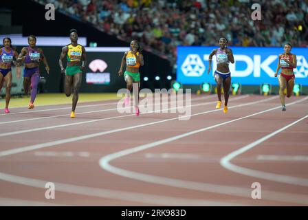 La Grande-Bretagne Bianca Williams (deuxième à droite) participe à la demi-finale du 200m féminin le sixième jour des Championnats du monde d’athlétisme au Centre national d’athlétisme de Budapest, en Hongrie. Date de la photo : jeudi 24 août 2023. Banque D'Images