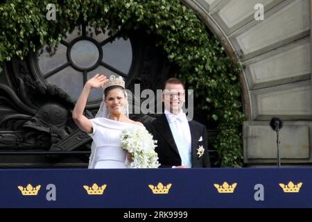 Bildnummer : 54154372 Datum : 19.06.2010 Copyright : imago/Xinhua (100619) -- STOCKHOLM, 19 juin 2010 (Xinhua) -- la princesse Victoria (L) et son mari Daniel Westling rendent grâce aux citoyens lors de leur mariage à Stockholm, capitale de la Suède, le 19 juin 2010. Une grande cérémonie de mariage de la Princesse héritière suédoise Victoria et de M. Daniel Westling a eu lieu samedi dans la cathédrale de Stockholm. (Xinhua/Wu Ping) (1)SUÈDE-PRINCESSE VICTORIA-MARIAGE PUBLICATIONxNOTxINxCHN People Entertainment Gesellschaft Hochzeit Schweden Stockholm Adel Prinzessin Kronprinzessin kbdig xdp 2010 q Banque D'Images