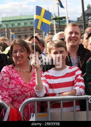 Bildnummer: 54154369  Datum: 19.06.2010  Copyright: imago/Xinhua (100619) -- STOCKHOLM, June 19, 2010 (Xinhua) -- watch the wedding celebration of Crown Princess Victoria and Mr. Daniel Westling in Stockholm, capital of Sweden, June 19, 2010. A grand wedding ceremony of Swedish Crown Princess Victoria and Mr. Daniel Westling was held in the Cathedral in Stockholm on Saturday. (Xinhua/Wu Ping) (5)SWEDEN-PRINCESS VICTORIA-WEDDING PUBLICATIONxNOTxINxCHN Entertainment Gesellschaft Hochzeit Schweden Stockholm Adel Prinzessin Kronprinzessin kbdig xdp 2010 hoch o0 Fahne, Nationalfahne, Zuschauer    B Stock Photo