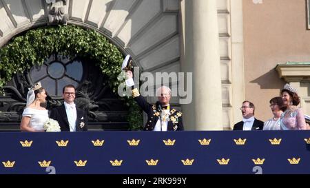 Bildnummer: 54154371  Datum: 19.06.2010  Copyright: imago/Xinhua (100619) -- STOCKHOLM, June 19, 2010 (Xinhua) -- Swedish King Gustav Vasa (3rd L) gives thanks to citizens as Crown Princess Victoria (1st L) and Mr. Daniel Westling (2nd L) stand beside during their wedding celebration in Stockholm, capital of Sweden, June 19, 2010. On the left: Queen Silvia (R), Olle and Eva Westling. A grand wedding ceremony of Swedish Crown Princess Victoria and Mr. Daniel Westling was held in the Cathedral in Stockholm on Saturday. (Xinhua/Wu Ping) (4)SWEDEN-PRINCESS VICTORIA-WEDDING PUBLICATIONxNOTxINxCHN P Stock Photo