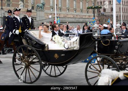 Bildnummer : 54154373 Datum : 19.06.2010 Copyright : imago/Xinhua (100619) -- STOCKHOLM, 19 juin 2010 (Xinhua) -- la princesse héritière suédoise Victoria et M. Daniel Westling font la vague aux citoyens sur une voiture lors de la célébration de leur mariage à Stockholm, capitale de la Suède, le 19 juin 2010. Une grande cérémonie de mariage de la Princesse héritière suédoise Victoria et de M. Daniel Westling a eu lieu samedi dans la cathédrale de Stockholm. (Xinhua/Wu Ping) (3)SUÈDE-PRINCESSE VICTORIA-MARIAGE PUBLICATIONxNOTxINxCHN People Entertainment Gesellschaft Hochzeit Schweden Stockholm Adel Prinzessin Kronprinzessin kbdig xdp 201 Banque D'Images