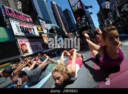 Bildnummer : 54158706 Datum : 21.06.2010 Copyright : imago/Xinhua (100621) -- NEW YORK, 21 juin 2010 (Xinhua) -- les amateurs de yoga pratiquent le yoga le matin du solstice d'été à Times Square à New York, États-Unis, le 21 juin 2010. Des milliers de passionnés de yoga se sont réunis lors du huitième événement annuel Solstice in Times Square pour célébrer le plus long jour de l’année. (Xinhua/Shen Hong) (zw) (19)U.S.-NEW YORK-TIMES SQUARE-yOGA PUBLICATIONxNOTxINxCHN Gesellschaft Freizeitsport Yoga Sommersonnenwende kurios premiumd xint kbdig xsp 2010 quer o0 Sonnenwende, Sonnwendfeier Bildnu Banque D'Images