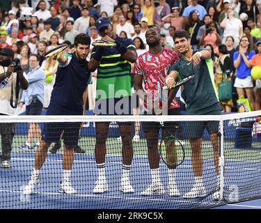 Flushing NY, États-Unis. 23 août 2023. Sebastian Yatra, le joueur NBA Jimmy Butler du Heat de Miami, Frances Tiafoe, et Carlos Alcaraz participent au match Stars of the Open Exhibition au profit de l'Ukraine relief au USTA Billie Jean King National tennis Center le 23 août 2023 à Flushing Queens. Crédit : Mpi04/Media Punch/Alamy Live News Banque D'Images