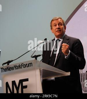 Bildnummer : 54164417 Datum : 22.06.2010 Copyright : imago/Xinhua (100623) -- NEW YORK, 23 juin 2010 (Xinhua) -- Richard Attias, fondateur du Forum de New York, prend la parole lors de la première session plénière du Forum à New York, le 22 juin 2010. Le Forum de New York, ouvert mardi, a réuni des centaines de chefs d’entreprise internationaux, d’entrepreneurs, de gestionnaires de fonds souverains, de responsables de la réglementation et d’universitaires pour une série de discussions, de débats et de dialogues, avec une mission à la fois audacieuse et urgente: réinventer les modèles d’affaires, stimuler la création d’emplois et restaurer la confiance dans le stagiaire Banque D'Images