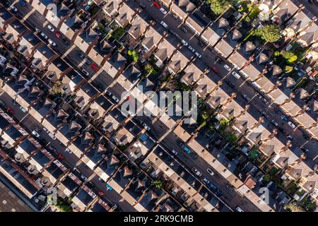 Une vue aérienne directement au-dessus des toits de maisons mitoyennes coulées dos à dos sur un grand domaine résidentiel dans le nord de l'Angleterre avec des rues Banque D'Images